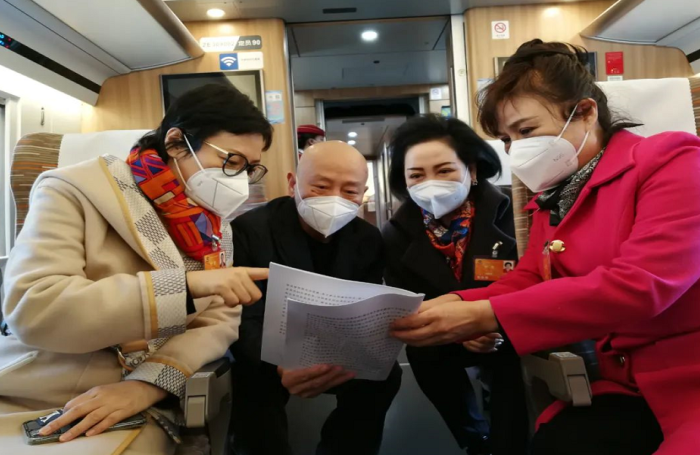住津全国政协委员赴京出席全国政协会议